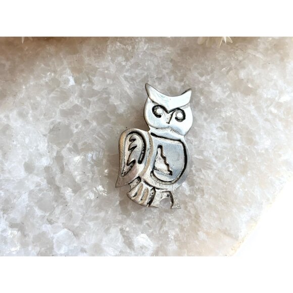 Hand Carved Tiny Owl Southwest Style Pewter Silver Toned Vintage Brooch Pin - Picture 9 of 9